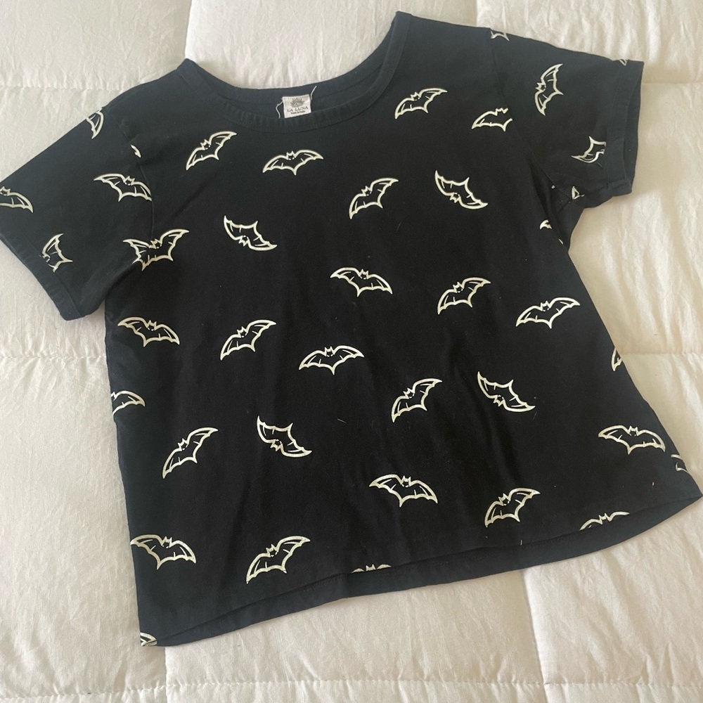 Cute glow in the dark 🦇 bat shirt. Size medium
